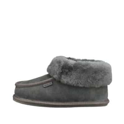 Woollies hjemmesko i grå ruskindskvalitet, med dejligt blødt og varmt lammeskindsfoer. Model: 1004-gry