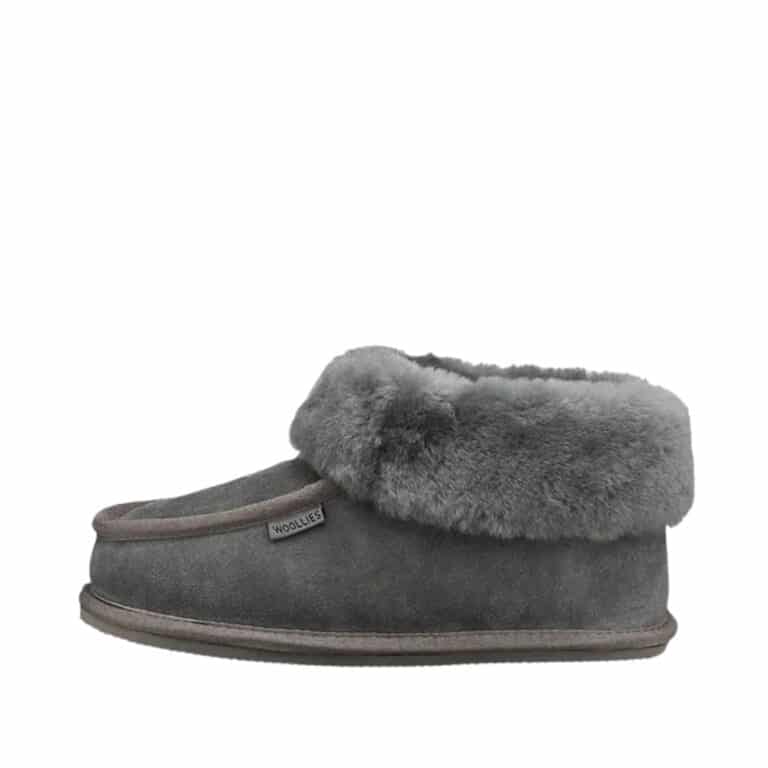 Woollies hjemmesko i grå ruskindskvalitet, med dejligt blødt og varmt lammeskindsfoer. Model: 1004-gry