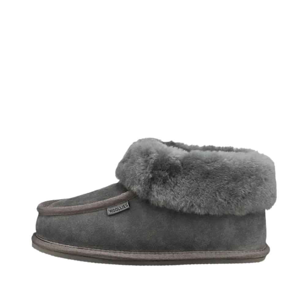 Woollies hjemmesko i grå ruskindskvalitet, med dejligt blødt og varmt lammeskindsfoer. Model: 1004-gry