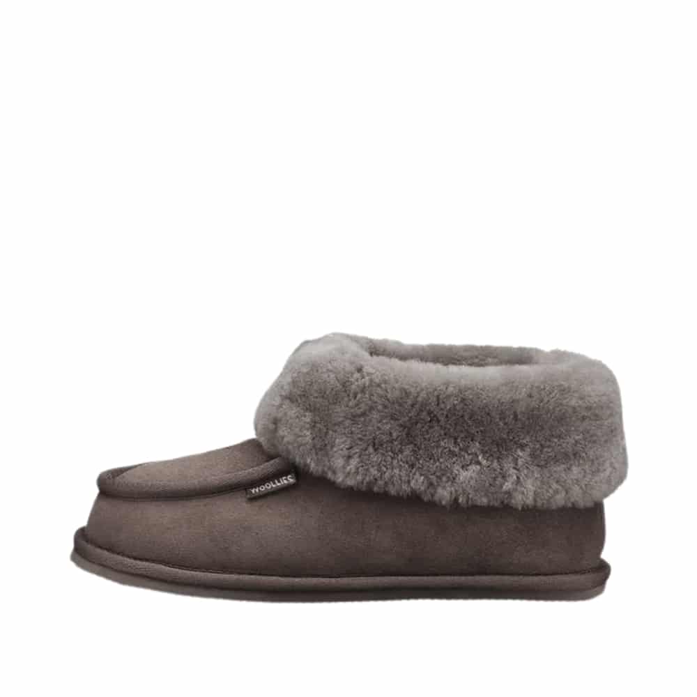 Woollies hjememsko i stone ruskindskvalitet, med dejligt blødt og varmt lammeskindsfoer. Model: 1004-sto