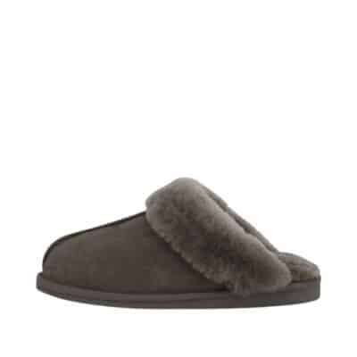 Woollies hjemmesko i stone lige til at hoppe i, med dejligt blødt og varmt lammeskindsfoer. Model: 1006-sto