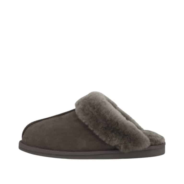 Woollies hjemmesko i stone lige til at hoppe i, med dejligt blødt og varmt lammeskindsfoer. Model: 1006-sto