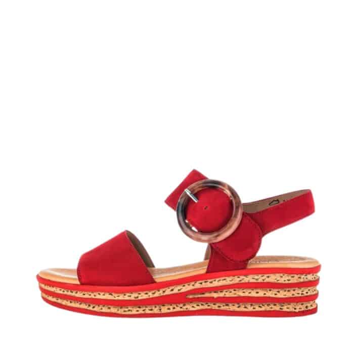 Gabor sandal til dame i rød ruskind, med korkhæl på 4,5 cm samt spænde