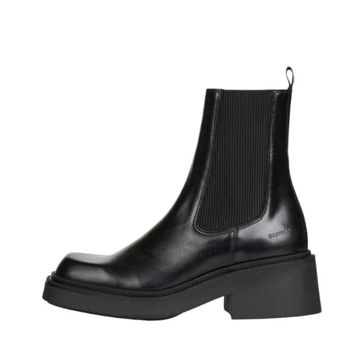 Angulus chelseastøvle til dame i sort skind med elastik og chunky ydersål samt blokhæl på 6 cm.