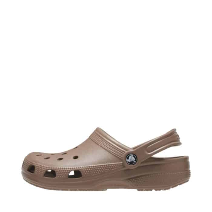 Crocs sandal til dame i brun med rem bagpå og Crocs' velkendte huller for god åndbarhed
