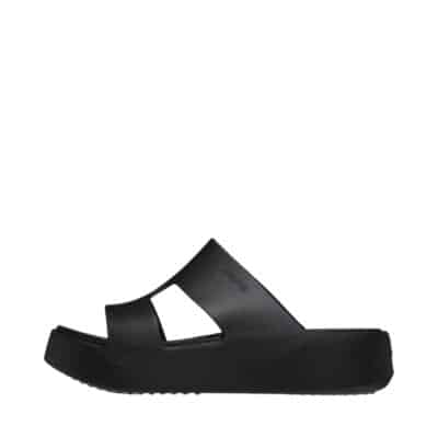 Crocs sandal til dame i sort med moderne twist herunder elegant remme over forfoden samt plateausål på 4 cm