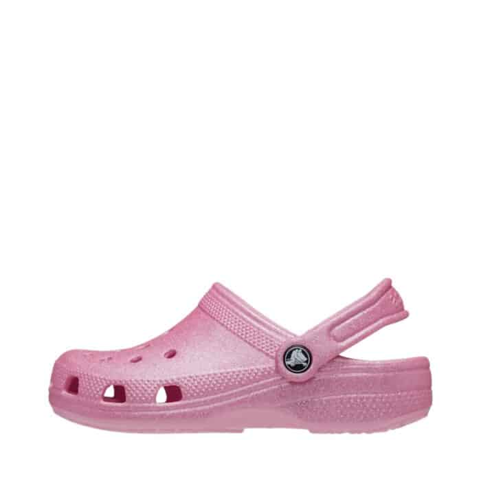 Crocs sandal til børn i pink glimmer med rem bagpå og velkendte Crocs detaljer