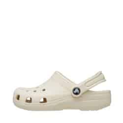 Crocs sandal til børn i beige med klassiske Crocs huller og rem bagpå for øget komfort og god pasform