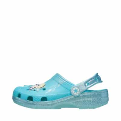 Crocs sandal til børn i blå med Frost og Elsa detaljer samt glimmer på siden og en rem bagpå for øget komfort og god pasform