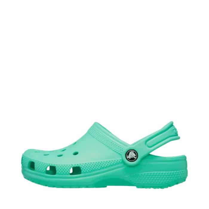 Crocs sandal til børn i grøn med Crocs huller og rem bagpå for øget komfort og god pasform