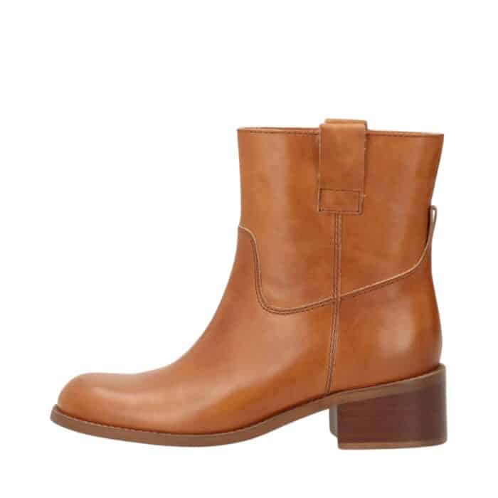 Phenumb Copenhagen Martina kort støvle til dame i cognac, lavet af 100% læder