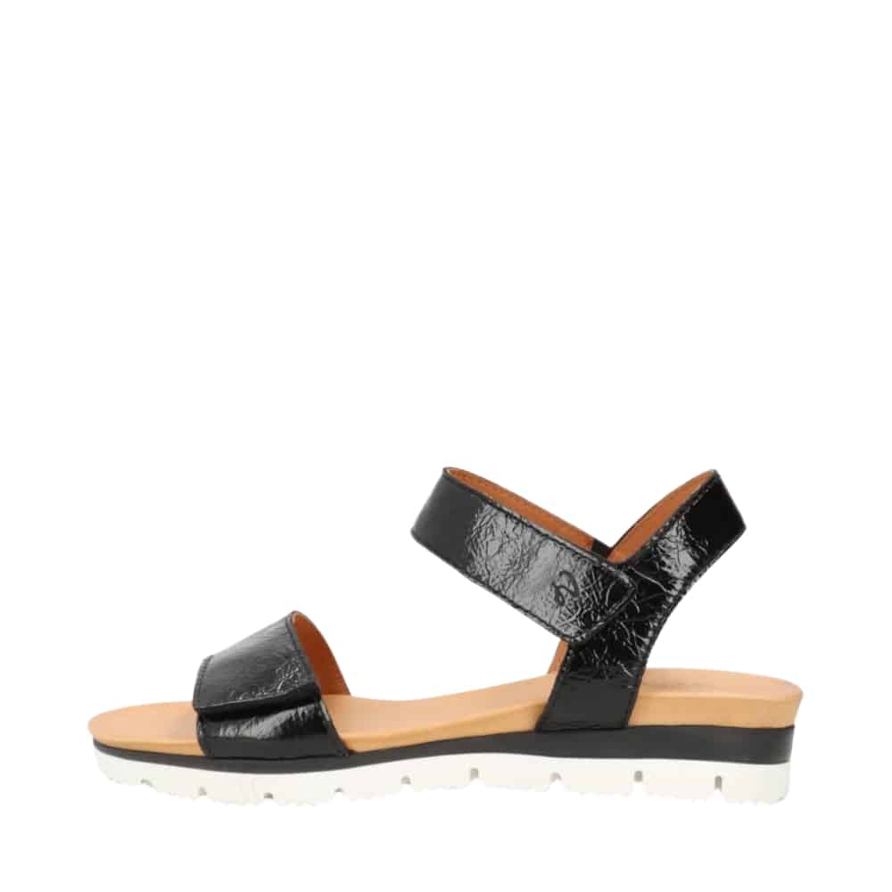 Shoedesign Toscana P damesandal i sort lak, lavet af 100% skind med kilehæl på 4 cm