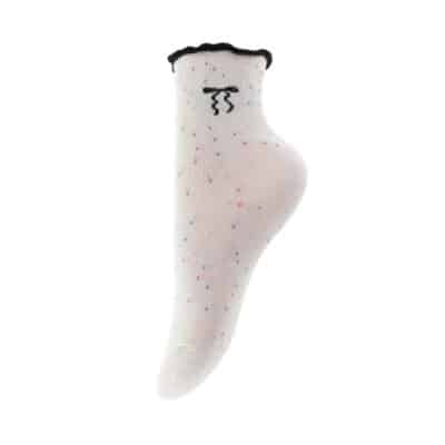 By Stær strømper til dame i råhvid med fine prikkede hjerter i forskellige farver samt sort flæser