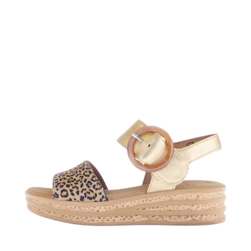 Gabor sandal til dame i leopard og guld, med 100% skindkvalitet og kilehæl på 4,5 cm samt velcrorem