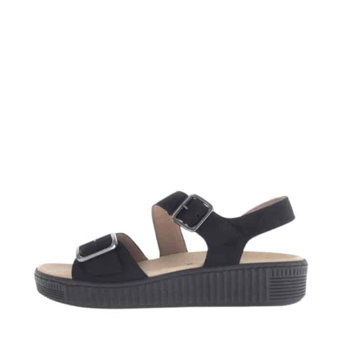Gabor sandal til dame i sort skind, med to velcroremme og kilehæl på 4 cm samt udtagelig sål der kan maskinvaskes ved 30 grader