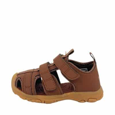 Hummel sandal til børn i brun med lukket tå og to velcroremme