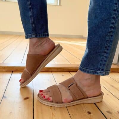 Relaxshoe sandal til dame i beige, lavet af 100% skind med velcrorem