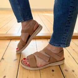 Relaxshoe sandal til dame i beige skind, med to velcroremme