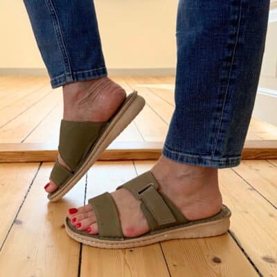 Relaxshoe sandal til dame i grøn skind, med velcrorem og bløde såler