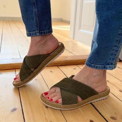 Relaxshoe sandal til dame i grøn med 100% skindkvalitet og krydsrem med flotte detaljer