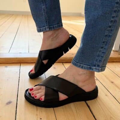 Relaxshoe sandal til dame i sort skind, med velcrorem og hæl på 3,5 cm