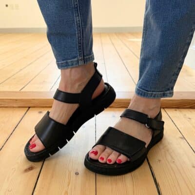 Relaxshoe sandal til dame i sort skind, med to velcroremme og hæl på 3,5 cm