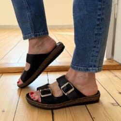 Relaxshoe sandal til dame i sort, lavet af 100% skind med to justerbare spænder og bløde såler