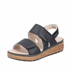 Rieker sandal til dame i sort skind, med to velcroremme og kilehæl på 4,5 cm.