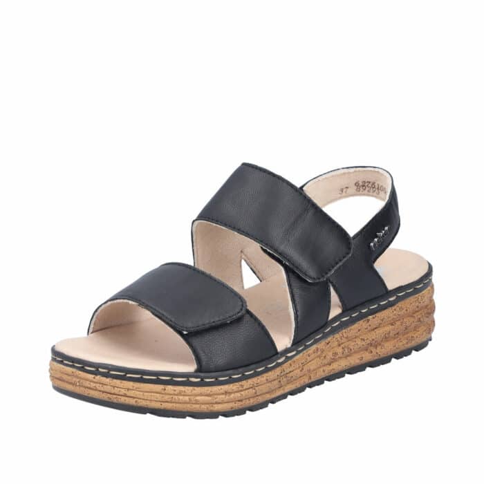 Rieker sandal til dame i sort skind, med to velcroremme og kilehæl på 4,5 cm.