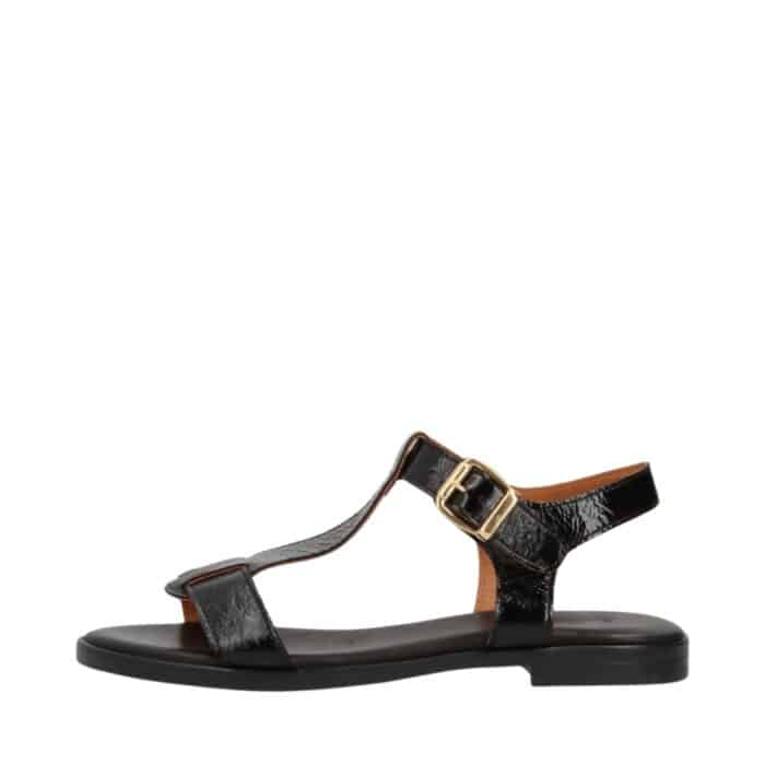 Shoedesign Copenhagen Nora P sandal til dame i sort lak, lavet af 100% skind med spænde og rem detaljer.