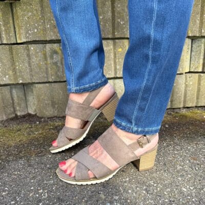 Sprox sandal til dame i brun med krydsrem og justerbar spænde samt blokhæl på 6 cm.