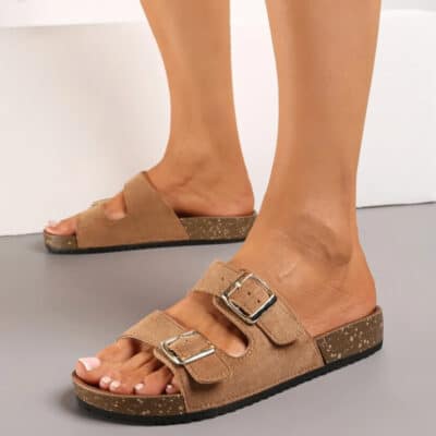 Amour sandal til dame i mørkebeige med to justerbare spænder og slip-in funktion