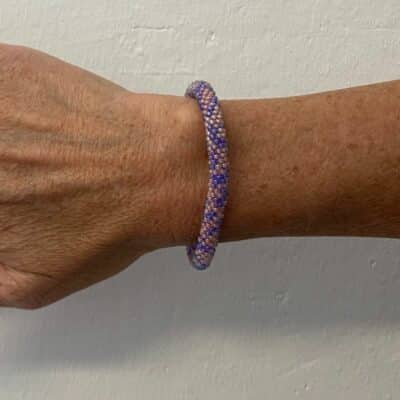 By Stær håndlavet nepal armbånd i lilla og lyserød. Elegant til alle outfits.