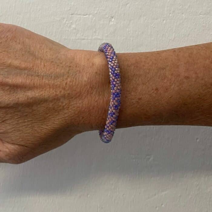 By Stær håndlavet nepal armbånd i lilla og lyserød. Elegant til alle outfits.