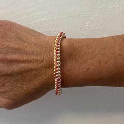 By Stær håndlavet nepal armbånd i vis, guld og rød. Elegant og moderne armbånd.