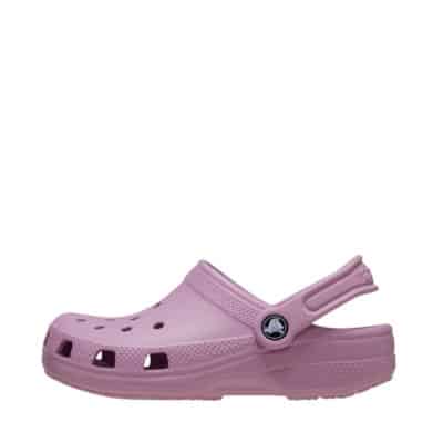 Crocs sandal til børn i en dyb lyserød farve med rem bagpå og huller