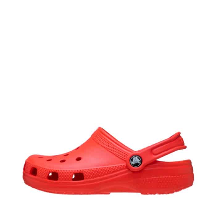Crocs sandal til børn i rød med praktisk rem bagpå og ventilationshuller