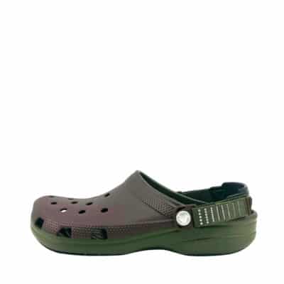 Crocs sandal til dame og herre i brun og grøn med justerbar rem bagpå og med ventilationshuller