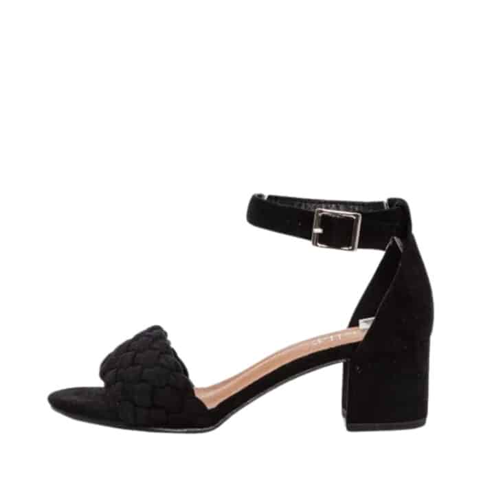 Duffy Rivello Quattro sandal til dame i sort med flettet rem og blokhæl på 5,5 cm samt spænde lukning.