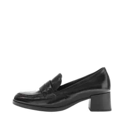 Gabor pumps til dame i sort lak med en overdel i en kombination af skind og kunststof samt udtagelig indersål med ekstra bredde G