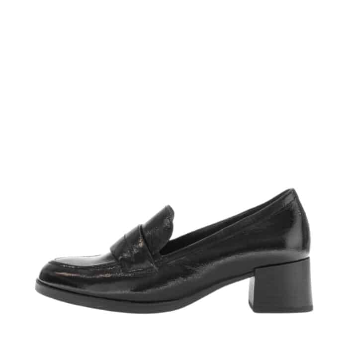 Gabor pumps til dame i sort lak med en overdel i en kombination af skind og kunststof samt udtagelig indersål med ekstra bredde G