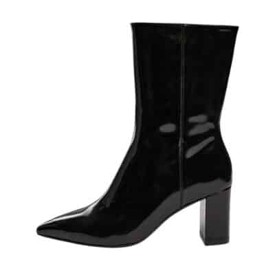 Sofie Schnoor støvle til dame i sort skind, med lakoverdel og funktionel lynlås samt blokhæl på ca 7 cm.