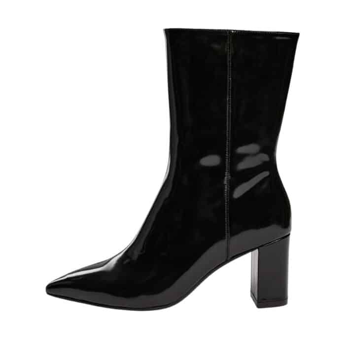 Sofie Schnoor støvle til dame i sort skind, med lakoverdel og funktionel lynlås samt blokhæl på ca 7 cm.