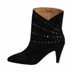 Sofie Schnoor støvle til dame i sort ruskind med sølv nitter på siden og en skrå udskæring samt hæl på 7 cm.