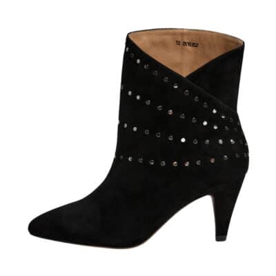 Sofie Schnoor støvle til dame i sort ruskind med sølv nitter på siden og en skrå udskæring samt hæl på 7 cm.