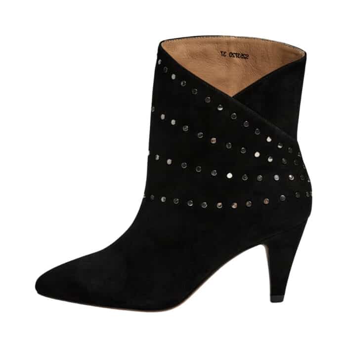 Sofie Schnoor støvle til dame i sort ruskind med sølv nitter på siden og en skrå udskæring samt hæl på 7 cm.