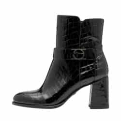 Tamaris støvle til dame i sort lak med krokodillemønster og funktionel lynlås samt blokhæl på 7,5 cm.