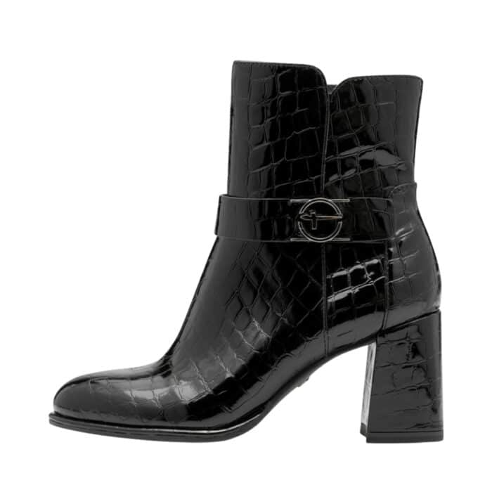 Tamaris støvle til dame i sort lak med krokodillemønster og funktionel lynlås samt blokhæl på 7,5 cm.