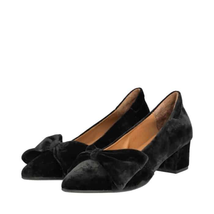 Angulus pumps til dame i sort velour med spids snude og sløjfe samt blokhæl på 5 cm.