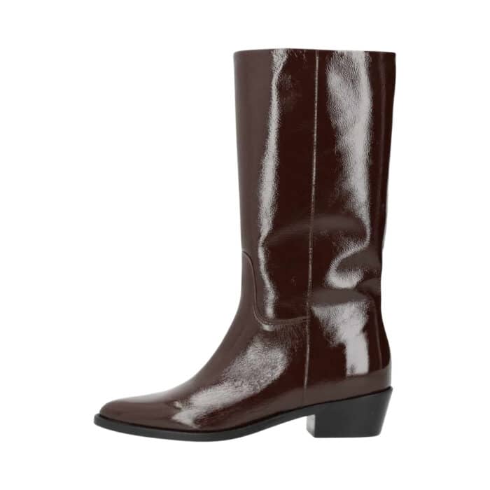 Phenumb Copenhagen Confidence P støvle til dame i mørkebrun lak med skindkvalitet og spids snude samt blokhæl på 4,5 cm.